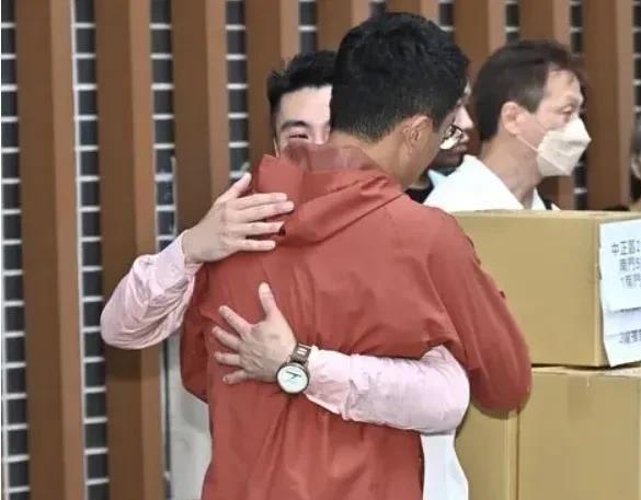 罢免民进党立委吴沛忆今天宣告失败，罢团领衔人李孝亮与罢团志工相拥痛哭。今天是罢免