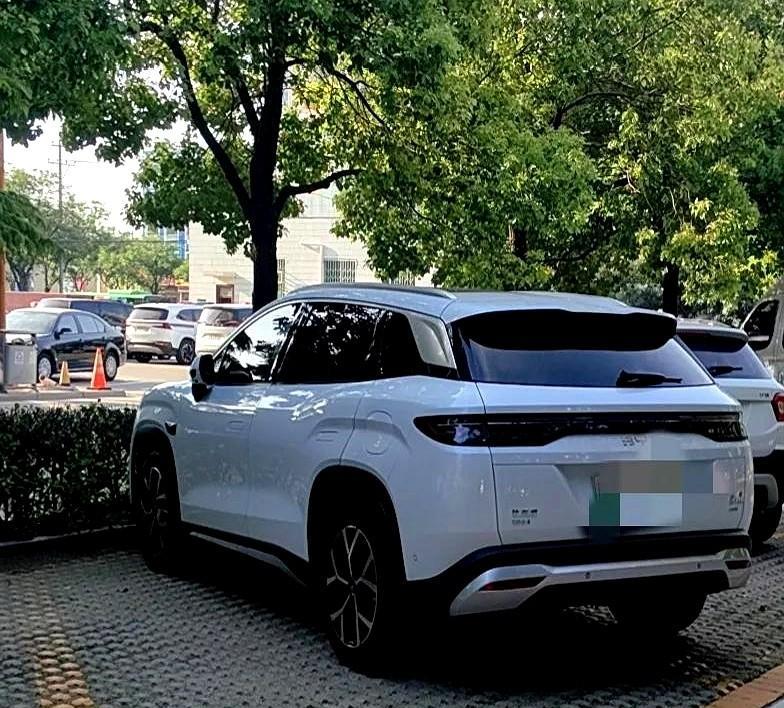 劝大家别买比亚迪新能源车[无奈吐舌]，买了过段时间就会后悔。我今年3月底提的智驾版