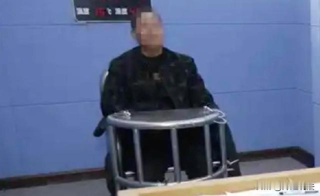 云南,一名男子,趁自己的大哥外出收账,悄悄潜入了大哥家,看到大嫂在睡觉遂产生淫