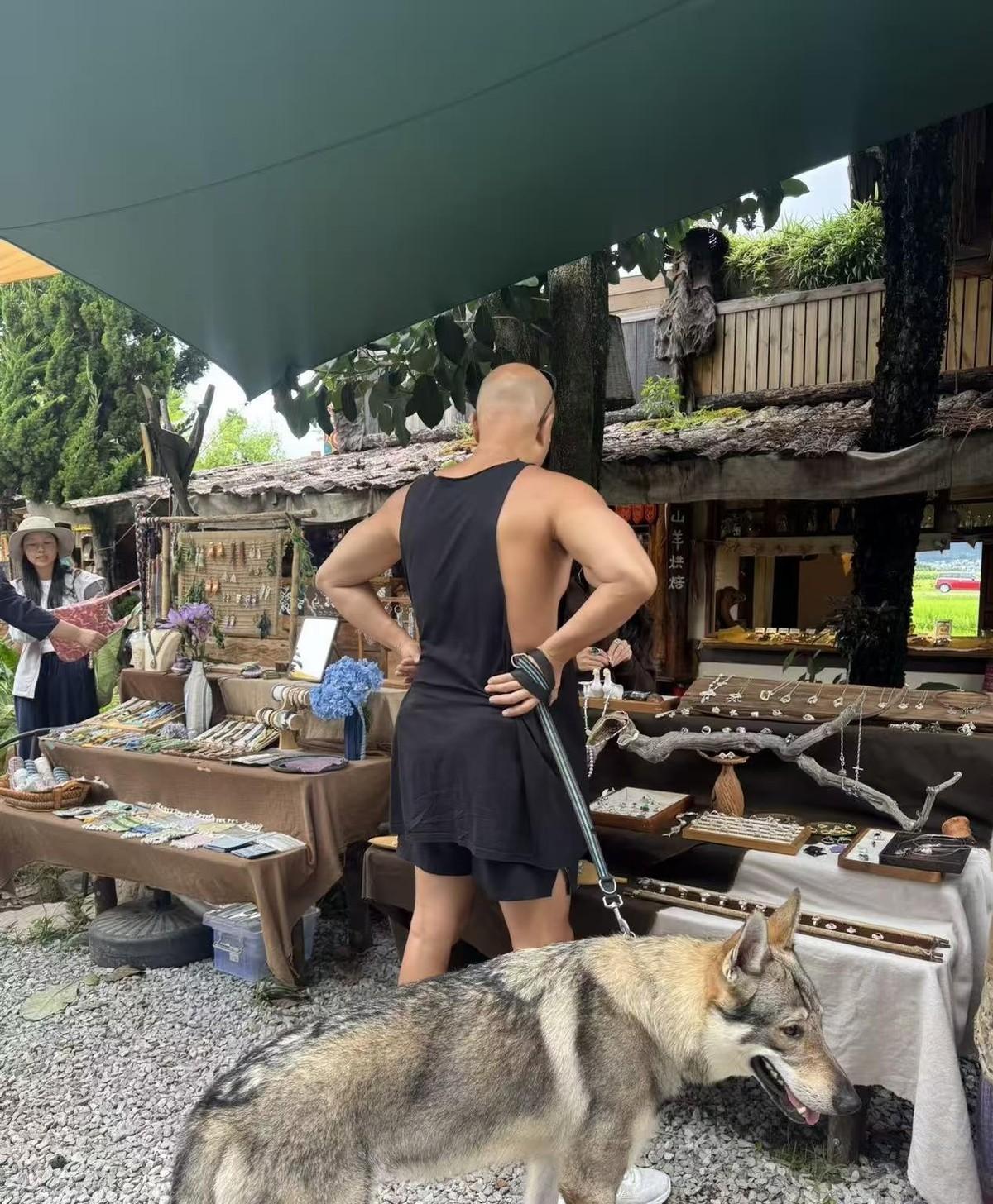 光头，肌肉，猛犬。51岁的乐嘉，在云南街头被偶遇了。他穿着老头衫，牵着一条面