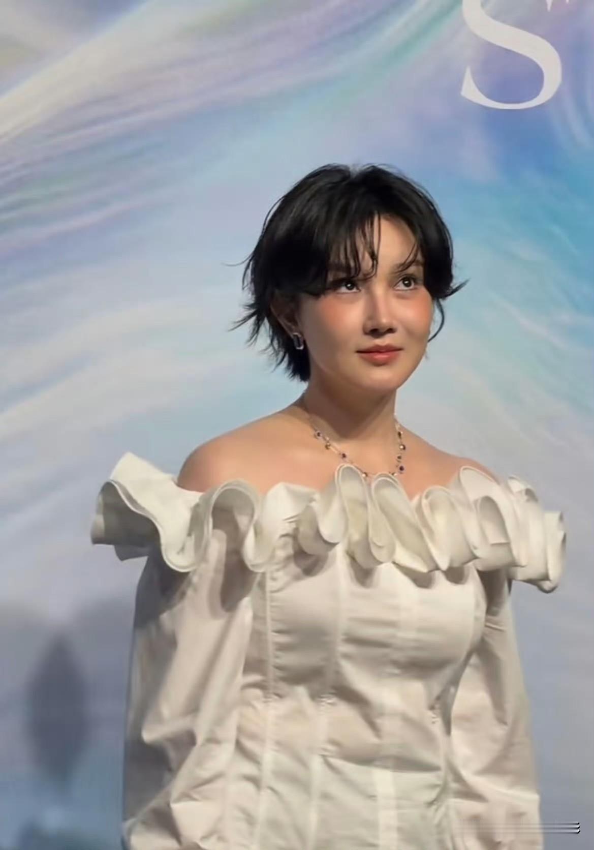 陈小纭如今的模样已经到了几乎认不出的地步，不说名字很难将现在的她和从前联系起来。