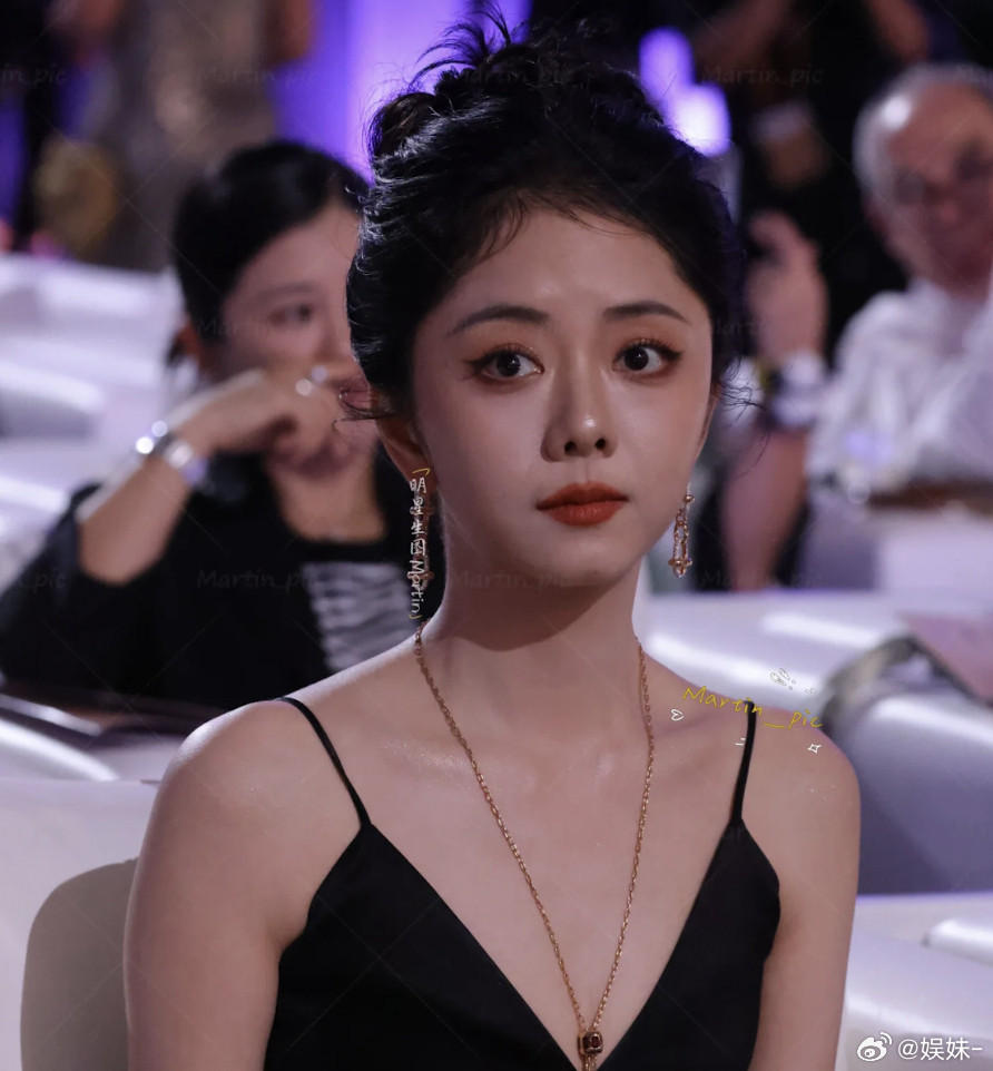 谭松韵这图确实很生，100%纯生图​​​