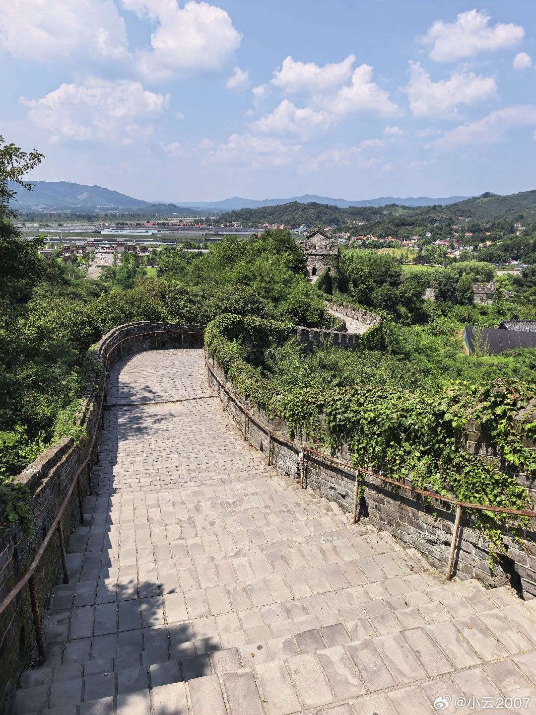 虎山长城：上还行行，最高点风景独美，眺望他国，夏天高温正午爬的长城[笑着哭]在峰火台歇息，遥想当年，