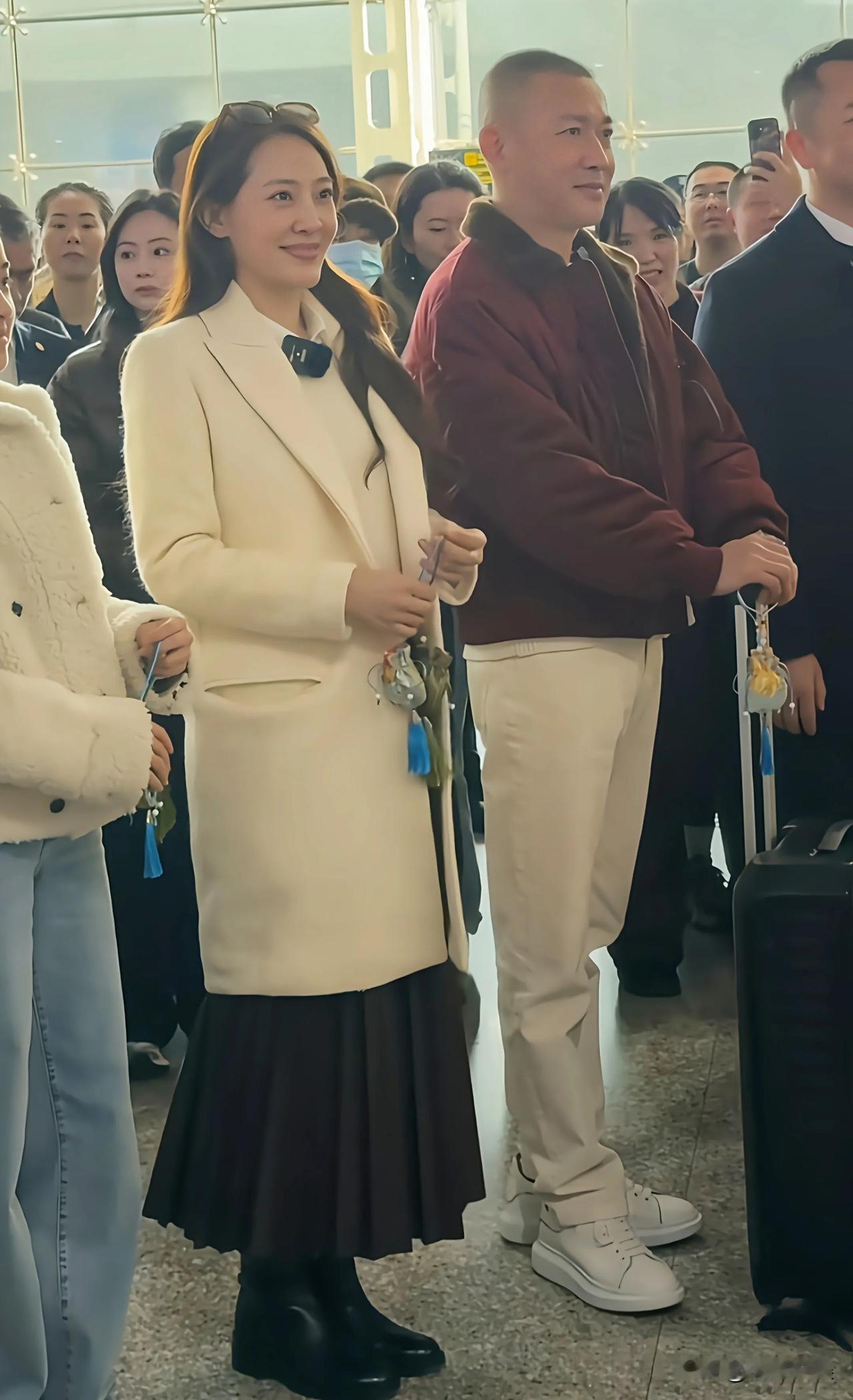 聂远一家子现身重庆旅游，女儿的身高、颜值很亮眼啊，这外形真的太适合出道了。快五