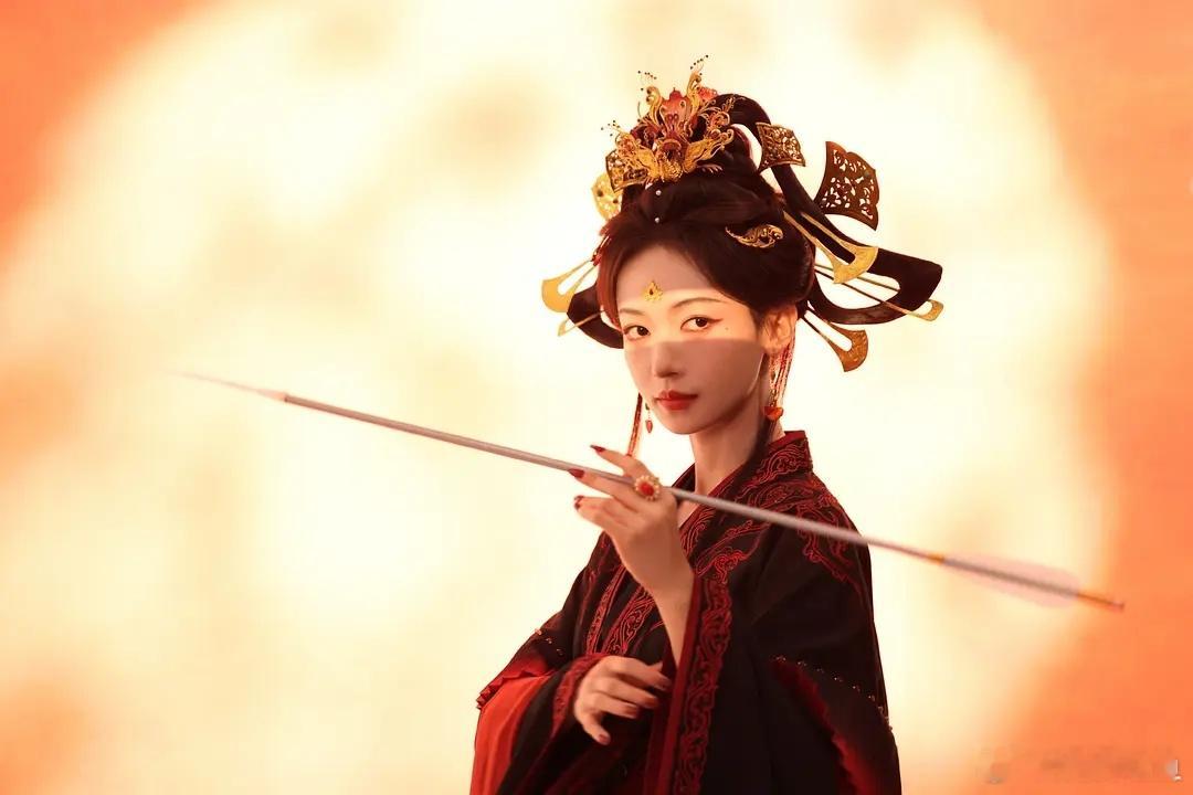 横店又开始新一轮风潮了吴谨言和林允的造型不能说一模一样但也是分毫不差了