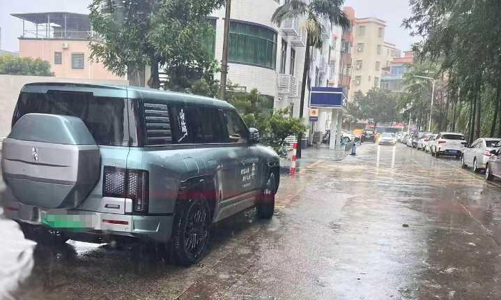 台风刚过，64岁李某某竟在积水路段玩“造浪”，商户损失惨重，他的赔偿能少得了？