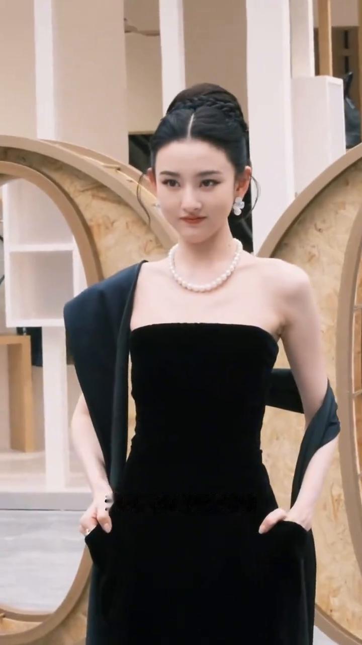才知道宋祖儿原名叫孙凡清，想不到连姓都改了。六月二十四日，宋祖儿出席活动时自我