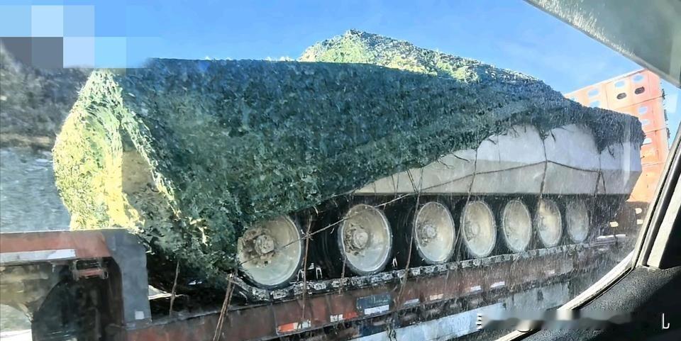 新主战？新7对轮装甲装备现身不同于现役99A的6对轮布局，这款新装备车体更长