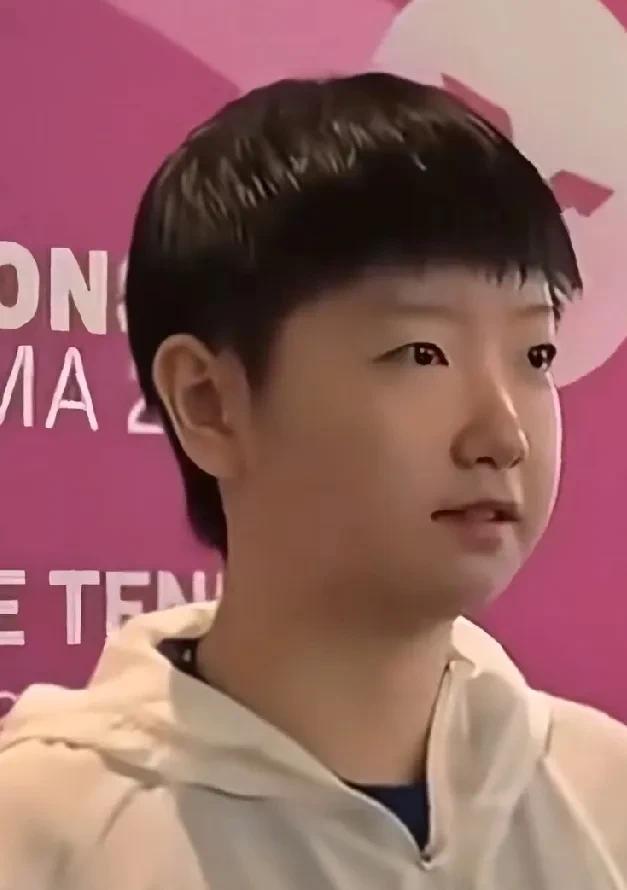 莎莎套上防晒衣就去参加“横滨冠军赛”晚宴了！别人都是五彩斑斓，而莎莎显得那么低