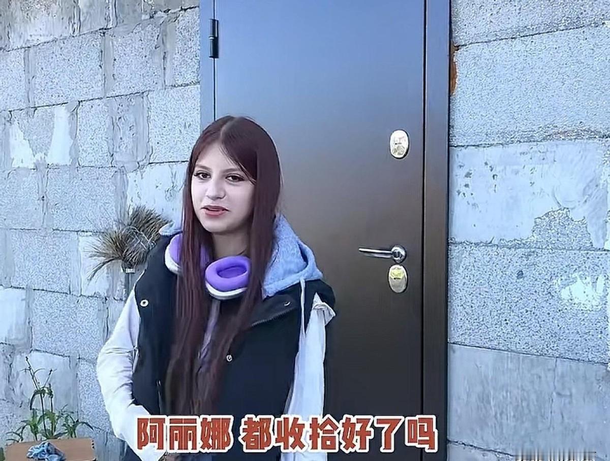 网红“贝加尔阿楠”的俄罗斯侄女阿丽娜，真是让人眼前一亮。这位小仙女去圣彼得堡国