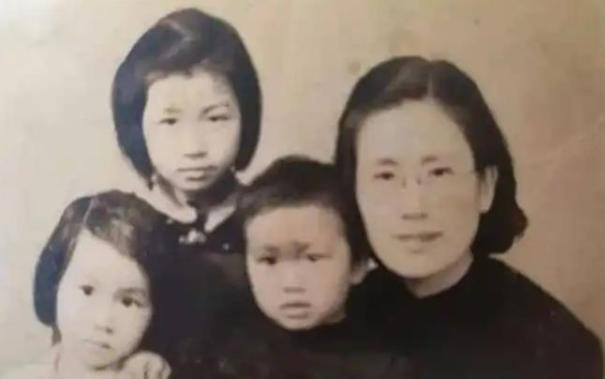 1942年，著名女作家沉樱正怀3胎时，得知丈夫把全部家当了3万块，拿去给戏子赎身