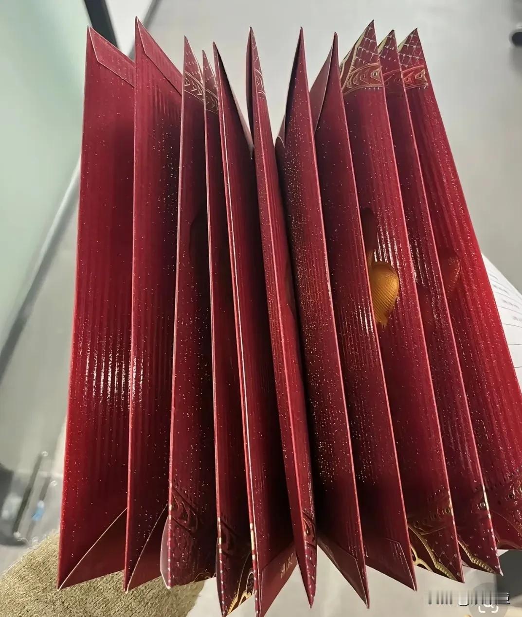 过年回家是装穷好，还是装富好？自己也是普通家庭，城市有房，农村有地，谈不上穷，