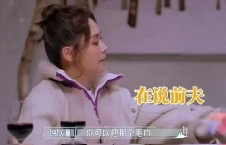 2018年，女神阿娇嫁给赖弘国。一次洗澡中，她让丈夫帮忙拿毛巾。不料毛巾直接飞过