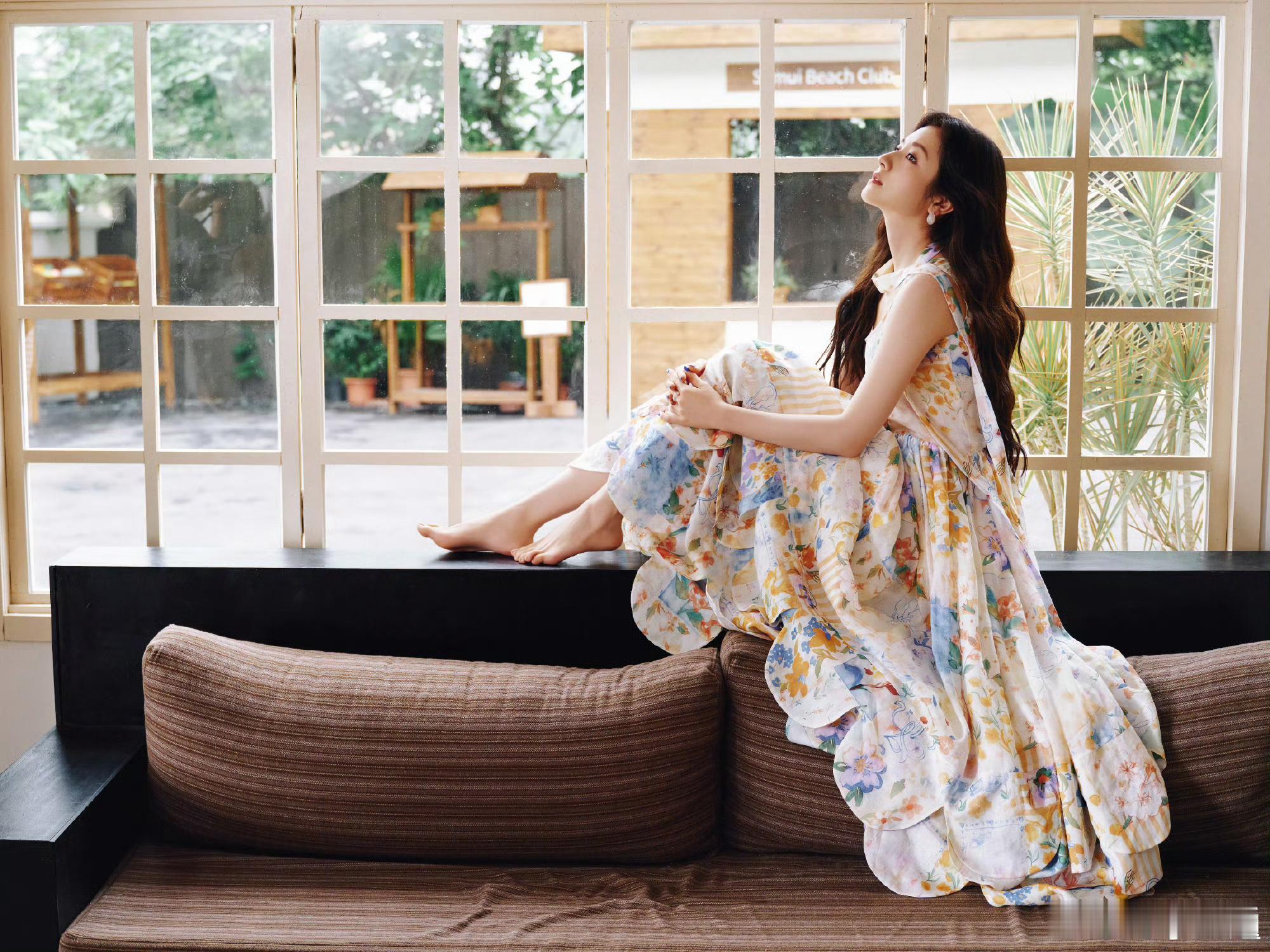 李兰迪像是从油画里走出来李兰迪这组照片状态绝了！一袭淡彩碎花长裙，温柔得像春日