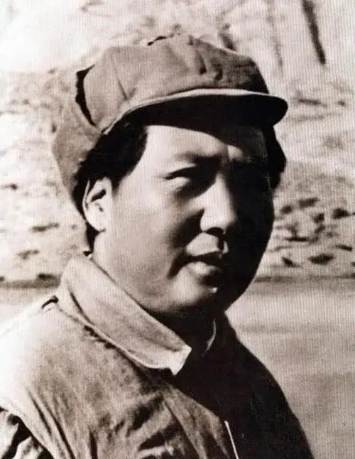 革命成功后，毛主席曾公开多次提到一个人，说：“这个人对革命是有大功的”，建国后，