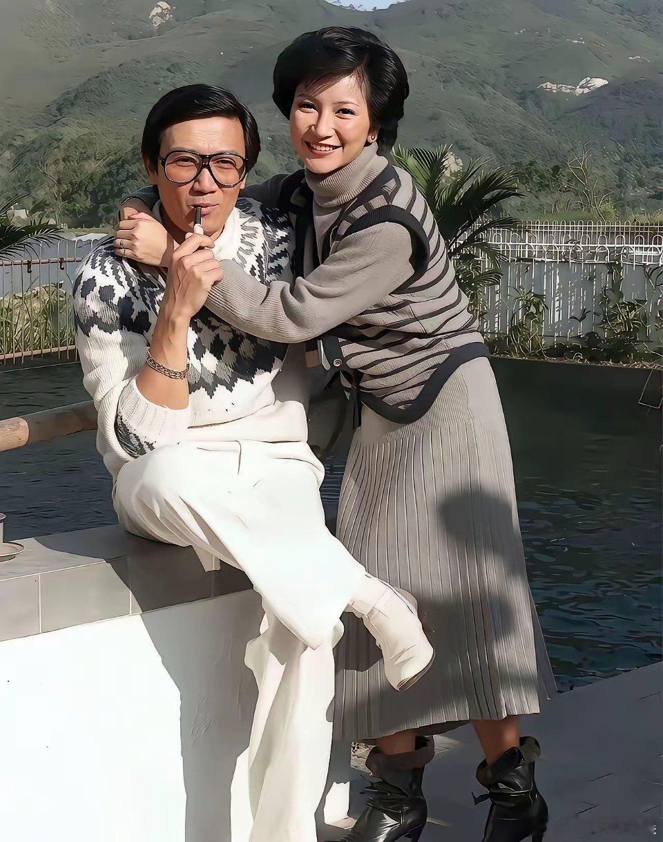 谢贤和狄波拉新婚不久，在别墅拍了这张绝版合影，彼时谢贤43岁，狄波拉28岁，谢贤