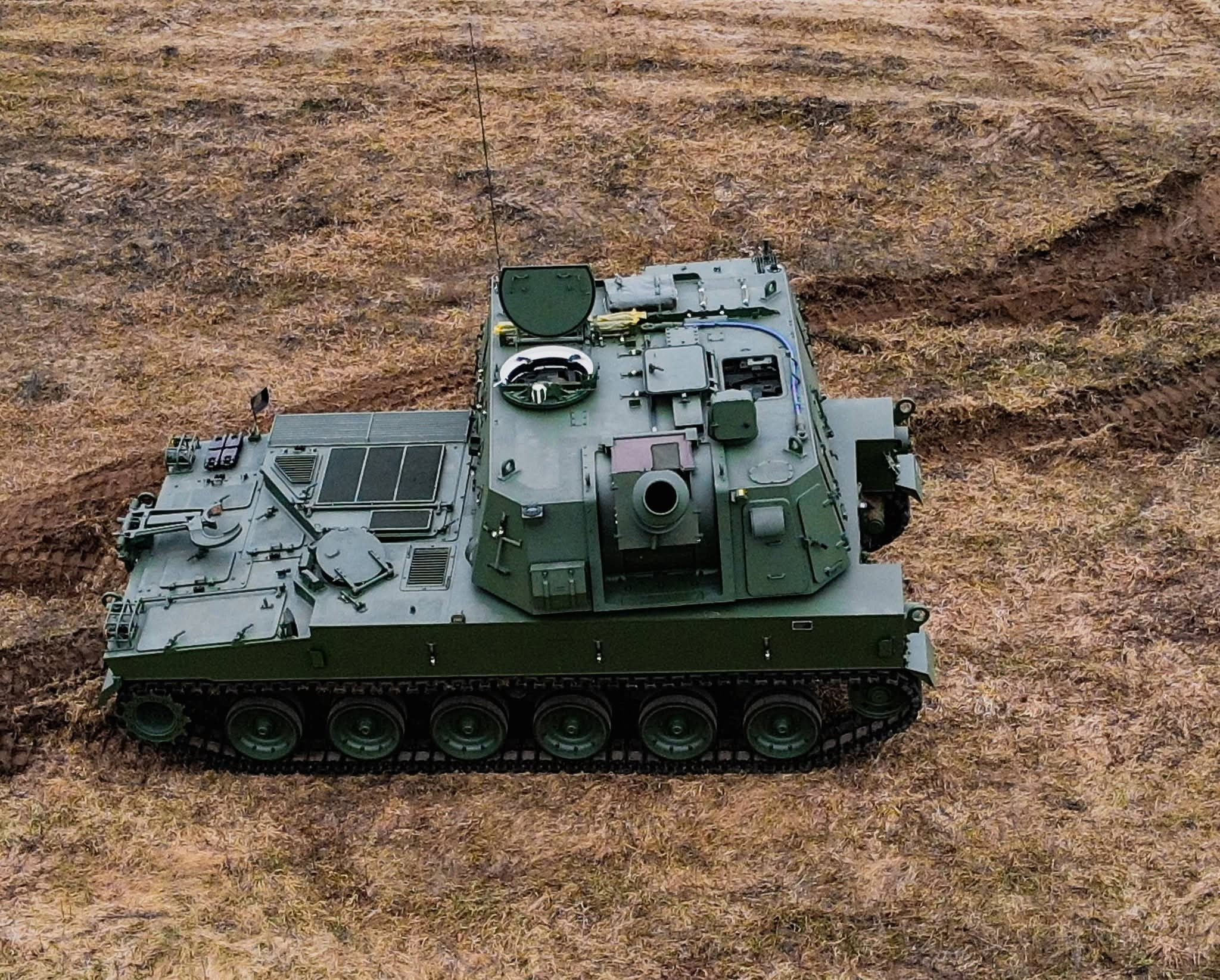 飞扬军事东亚某国产新型155毫米自行榴弹炮