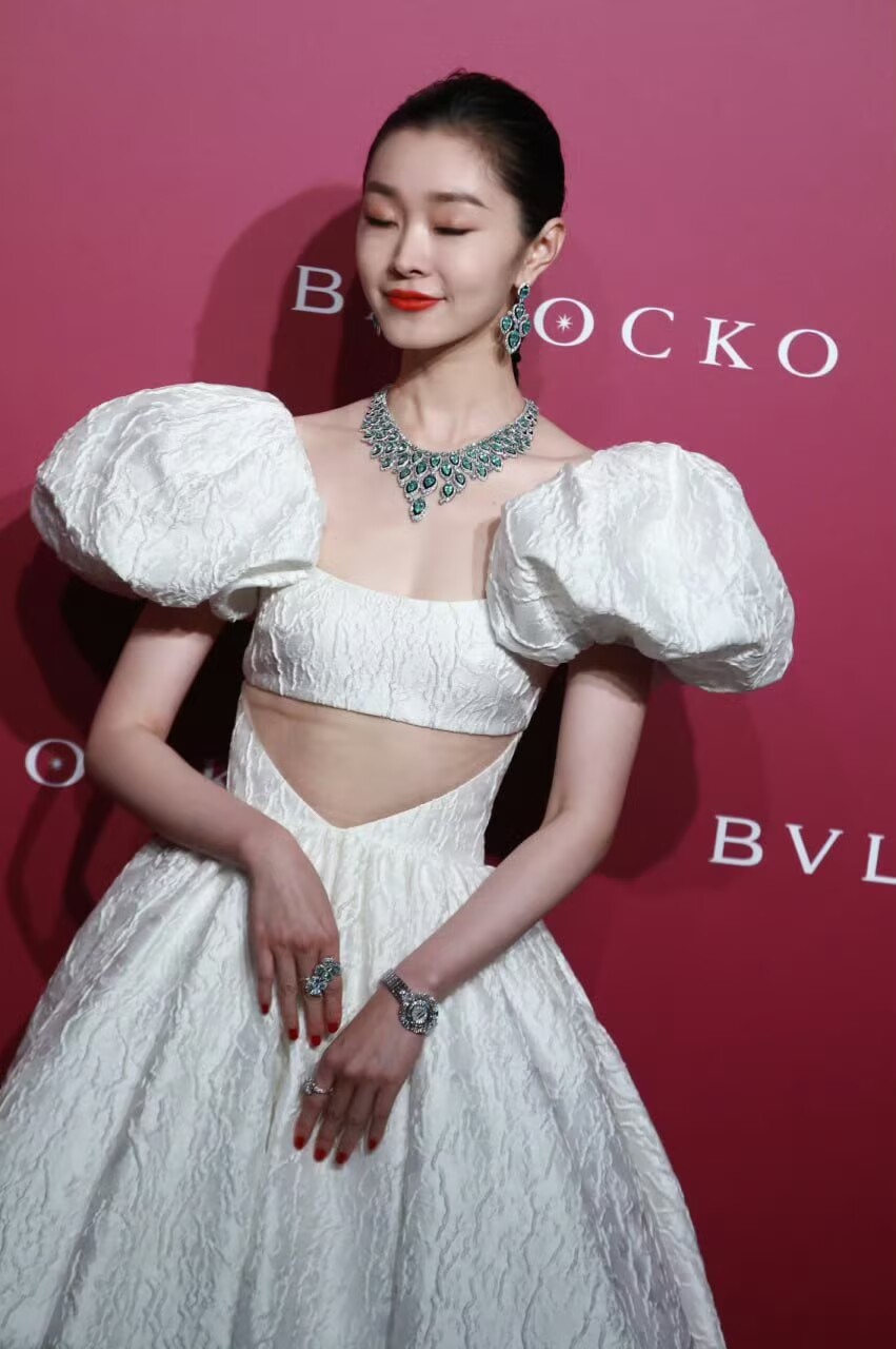 同样是宝格丽代言，主办方给刘亦菲和宋轶的差别对待有些太大了。刘亦菲的满天星造