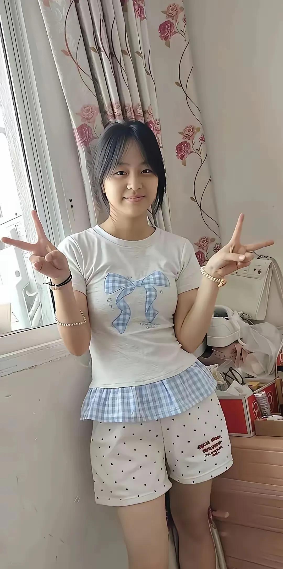 小丫才露尖尖角贵在清纯没沾染风尘最美好的年龄最美的青春愿你更有美好的将