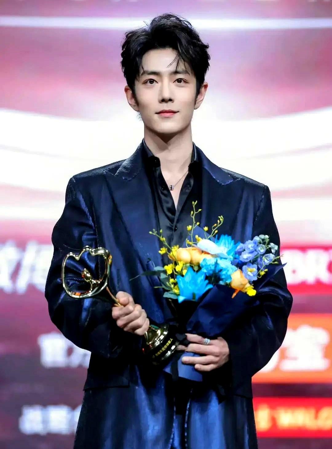 王一博在3月25日的微博之夜全程站着鼓掌的短视频被网友刷屏，从主持人念到顶流再到