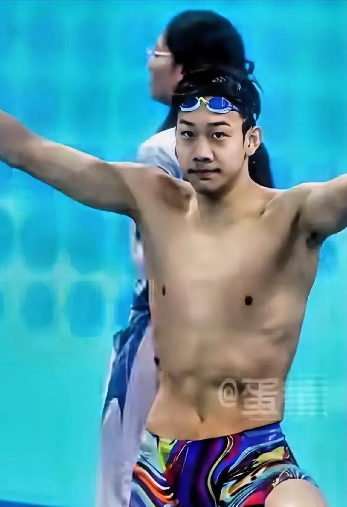 咋回事呢？张展硕退赛啦！这消息可真是让人意想不到。这下替补登场的汪顺，夺冠的机