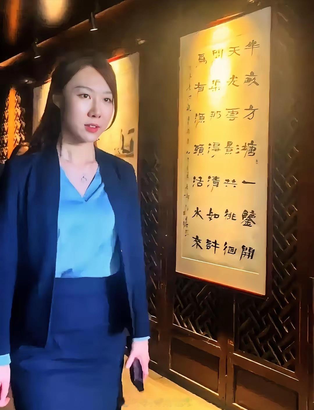 黄仁勋身边的女子是何来历？全程陪同黄仁勋逛街，可能是女助理或者翻译，看着就不像一