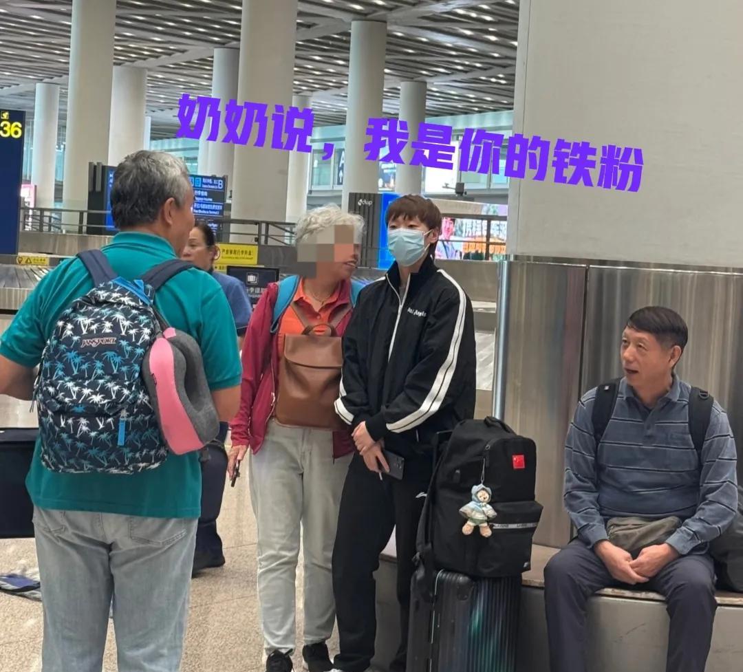 这奶奶一看就是王曼昱的铁粉啊！待遇可真好可以直接对话鳗鱼，鳗鱼也是很有礼貌，没