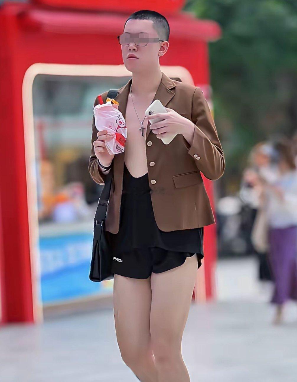 男人也可以拥有女性的美，没必要恶意攻击别人的穿搭。