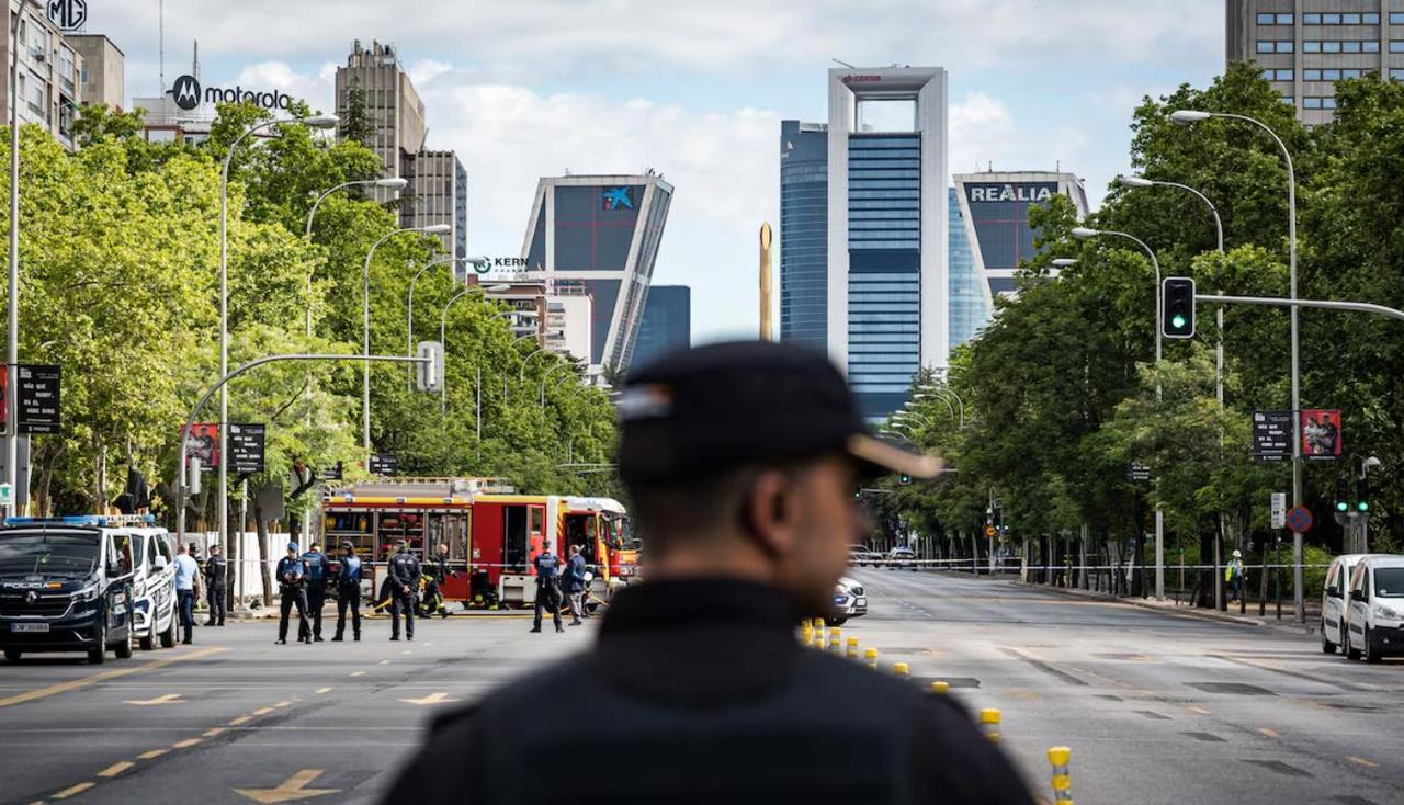 西班牙警察晒出2026年工资单：“别忘了这是税前收入，个税扣得可不少”一名警