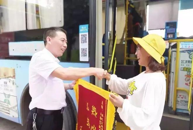 一高三女生下了晚自习，眼见最后一班公交车启动，她拼命挥手追喊，终于，司机师傅从后