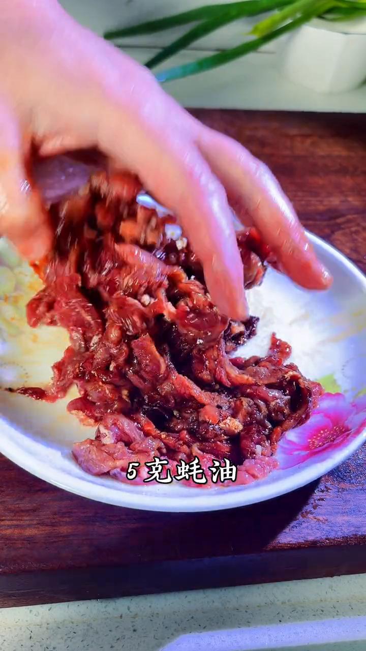 芹菜炒牛肉。吃饭没胃口的时候试一下这个芹菜炒牛肉。·牛肉泡水一小时，改刀切成