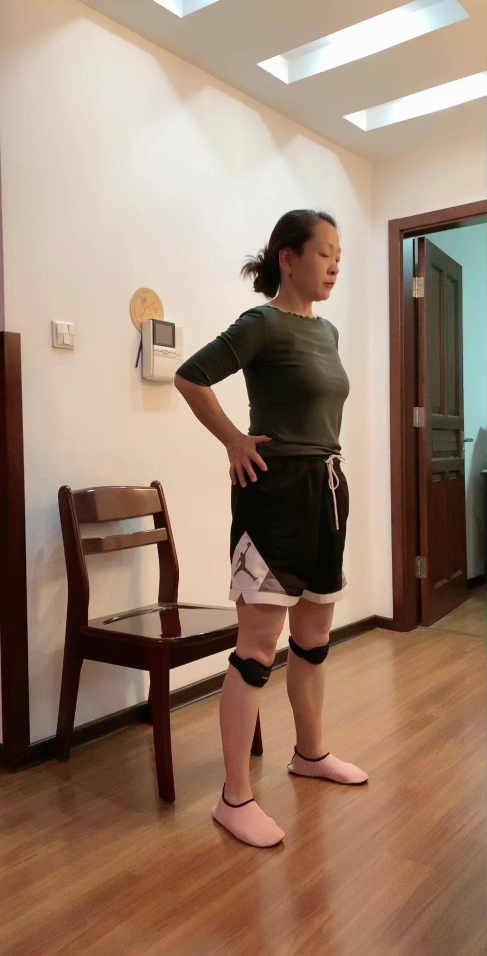 每天5分钟练双腿！1️⃣锻炼要点：深蹲起身动作简单易做，作为腿部基础力量训练，