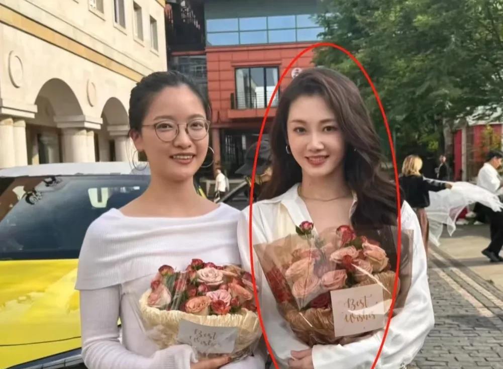 想不到...苗苗也是不上镜的那种她本人比照片还要美，妆容加上精致的五官还有这看