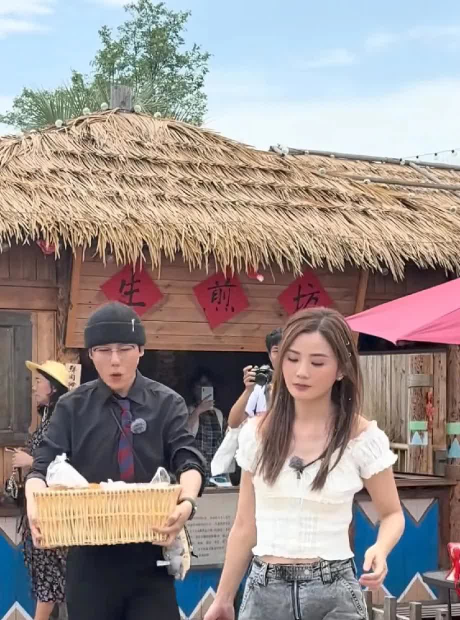 蔡卓妍参加综艺节目，少女感很足啊，我小时候他就这个样，我都快老了他还是这个样Sa
