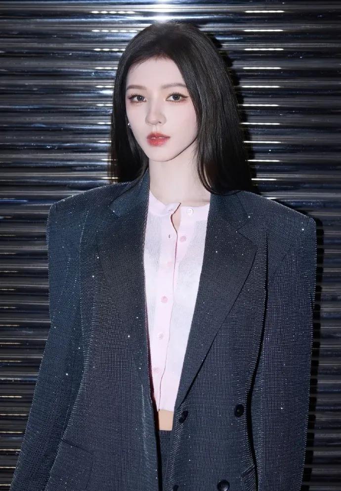张予曦的西装搭配简直太绝了！在AlexanderWang活动上，她的闪钻黑西