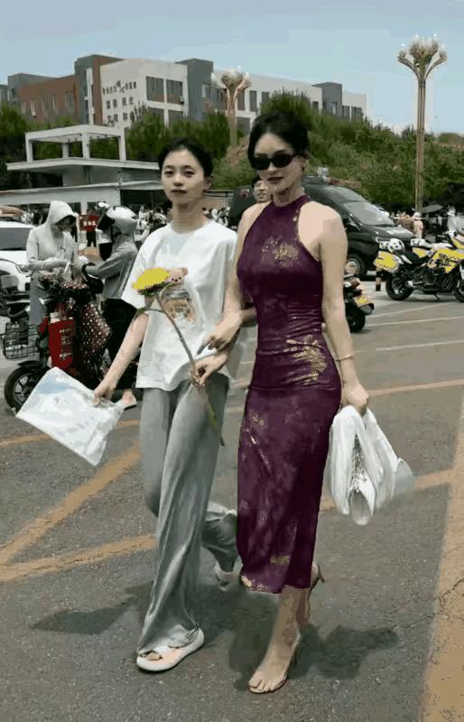 这位考生妈妈炸翻了所有陪考妈妈！高考已经结束几天了，这位陪考妈妈却热度犹在，蹿