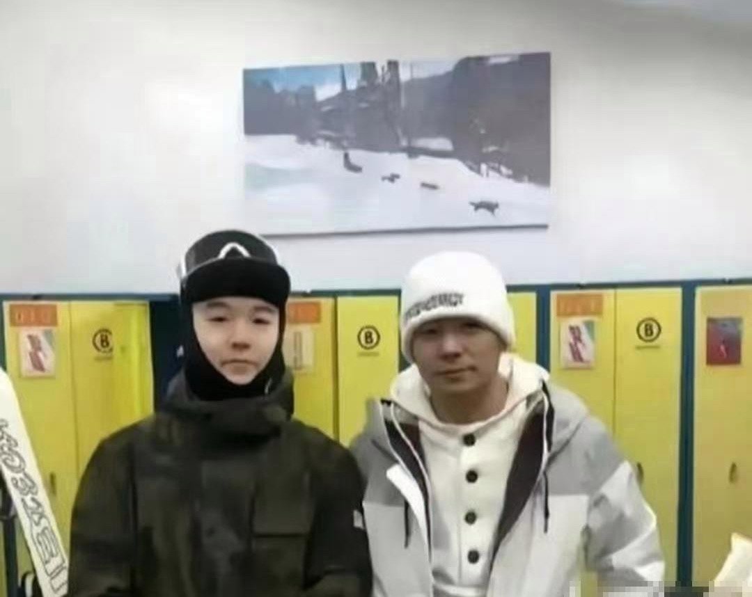 王宝强15岁的儿子王子豪，如今眉眼气质愈发像父亲。跟随王宝强长大的他，不仅学业出