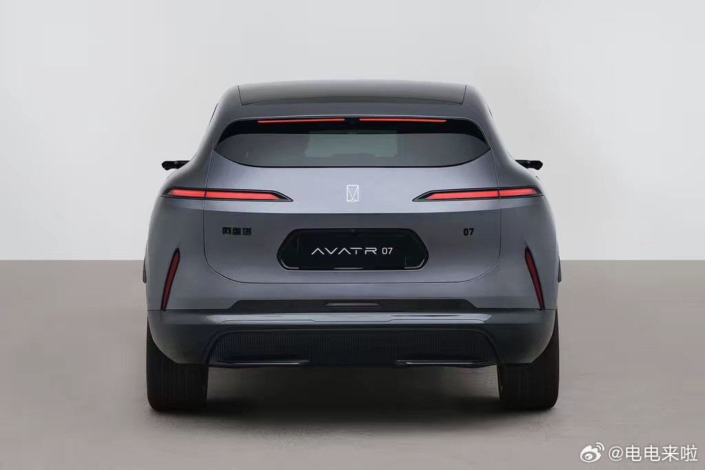 宝马真是中国汽车设计界的知音！新车尾灯设计致敬完腾势之后又致敬阿维塔？我一直都在