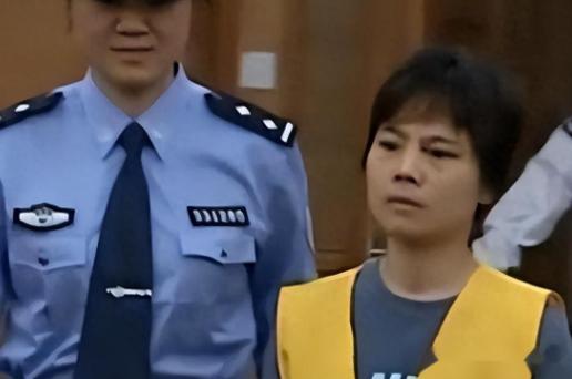 2006年，女校长在阁楼发现白骨，才知道自己一家人竟和尸体同住了将近10年。而死