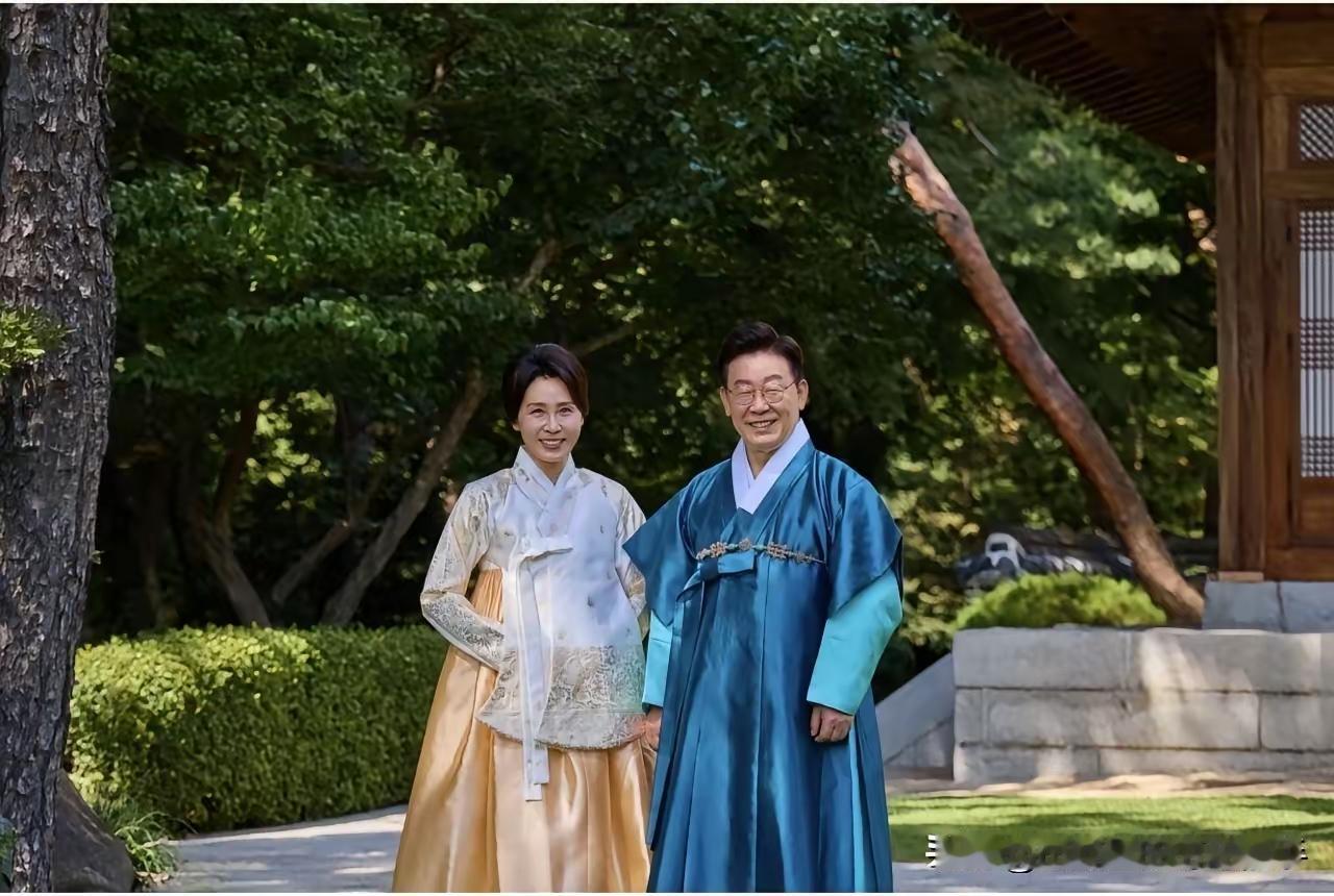 在韩国秋夕节到来之际，韩国总统李在明和夫人金惠景身着传统韩服，在青瓦台向国民送上