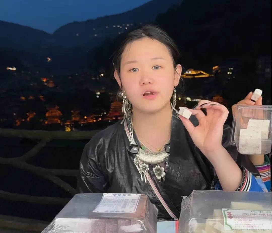 看到张家齐妈妈，我才反应过来，张家齐直播带货，不是因为赚钱快，而是因为她身上真的