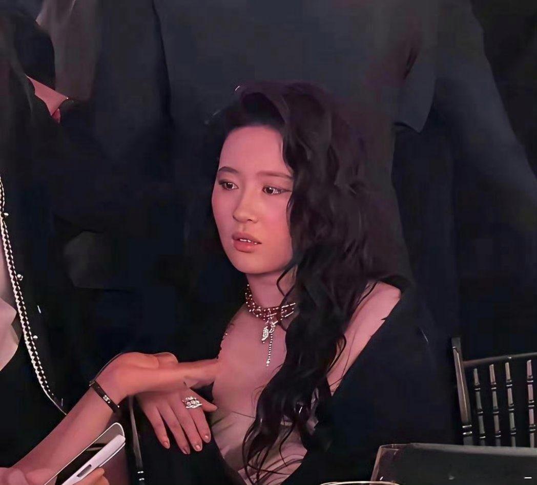 肥肥现在的妆是谁画的？这大眼影也太low了