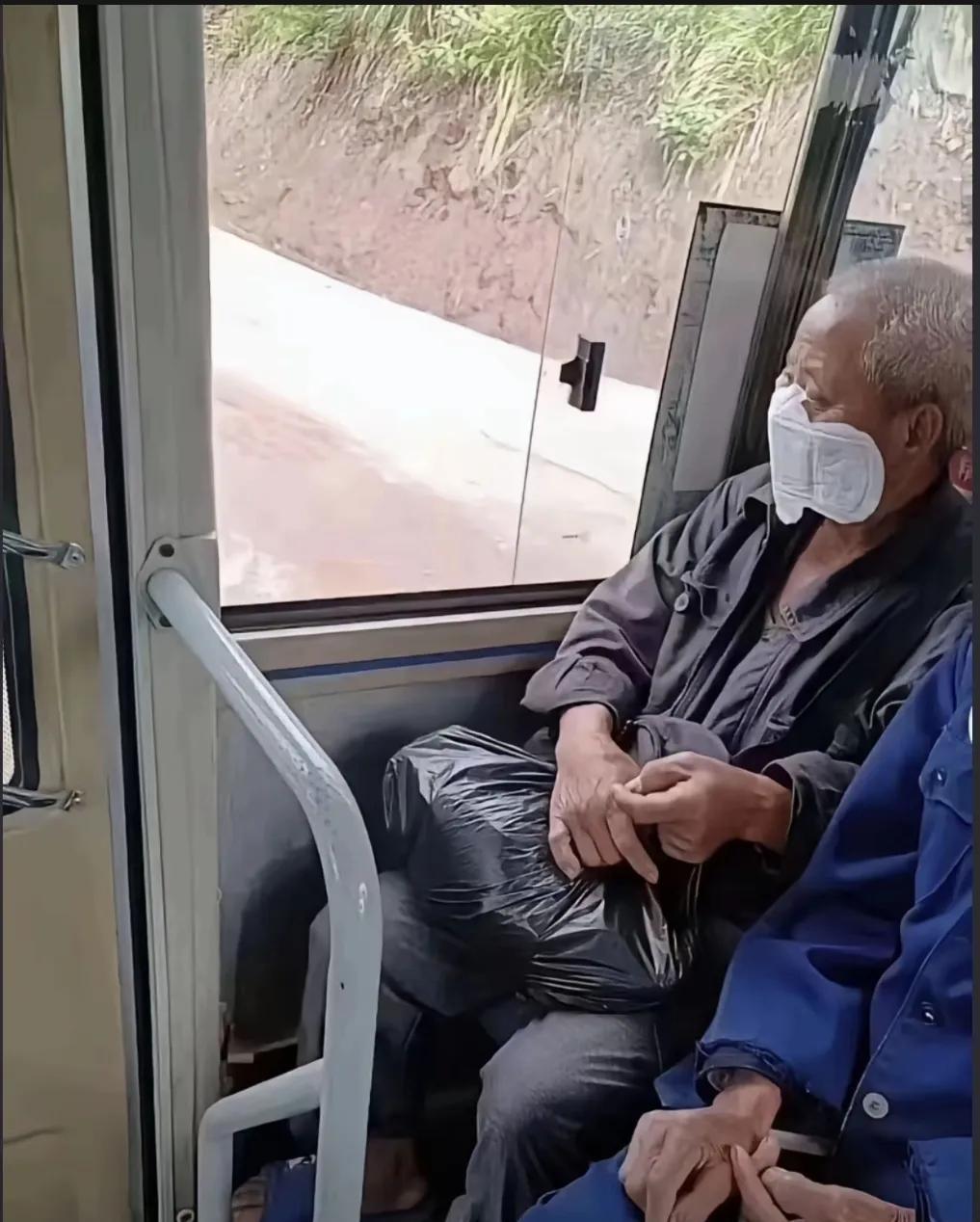 大爷，您这口罩的款式挺新颖的，能跟我说说从哪儿淘来的不？