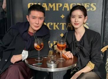 章泽﻿﻿天和杂志⁠﻿⁠总监刘冲﻿拍﻿‎‏了张合照，眼神‎特‏⁠别坚定...