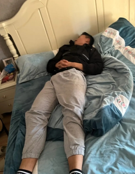 我和老公分房睡了已经8年了，昨晚他摔了一跤，腰疼的半夜一直在呼叫，我听见了，但就
