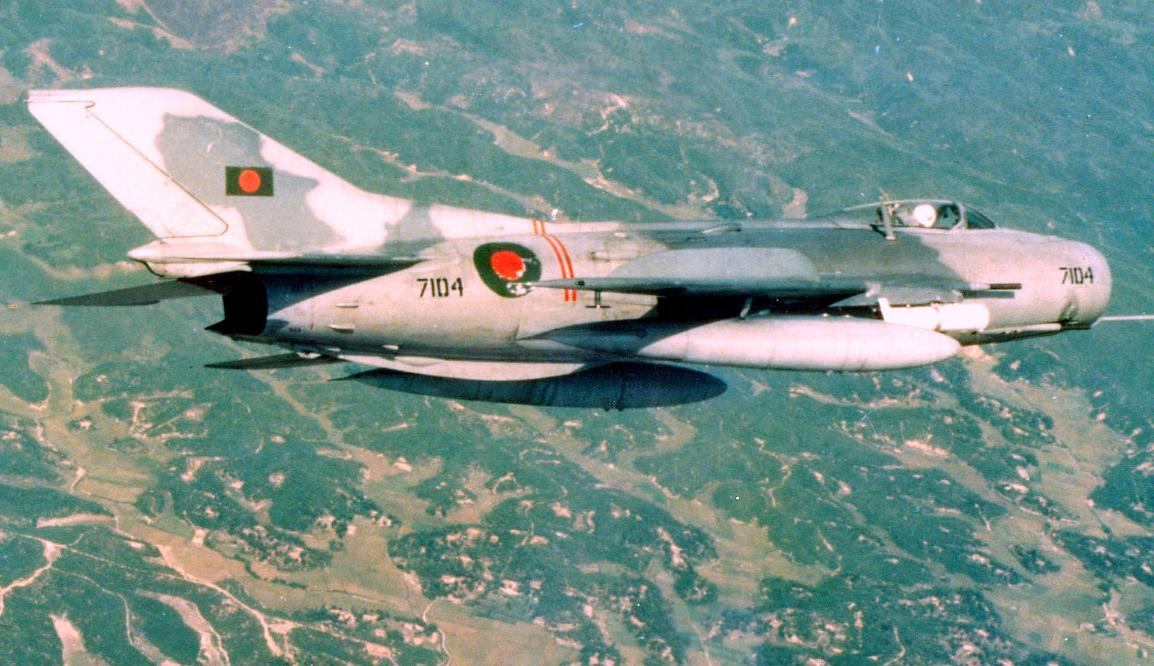 （图1）孟加拉国空军F-6战斗机飞行中（图2）巴基斯坦沈阳F-6战斗机，陈列于