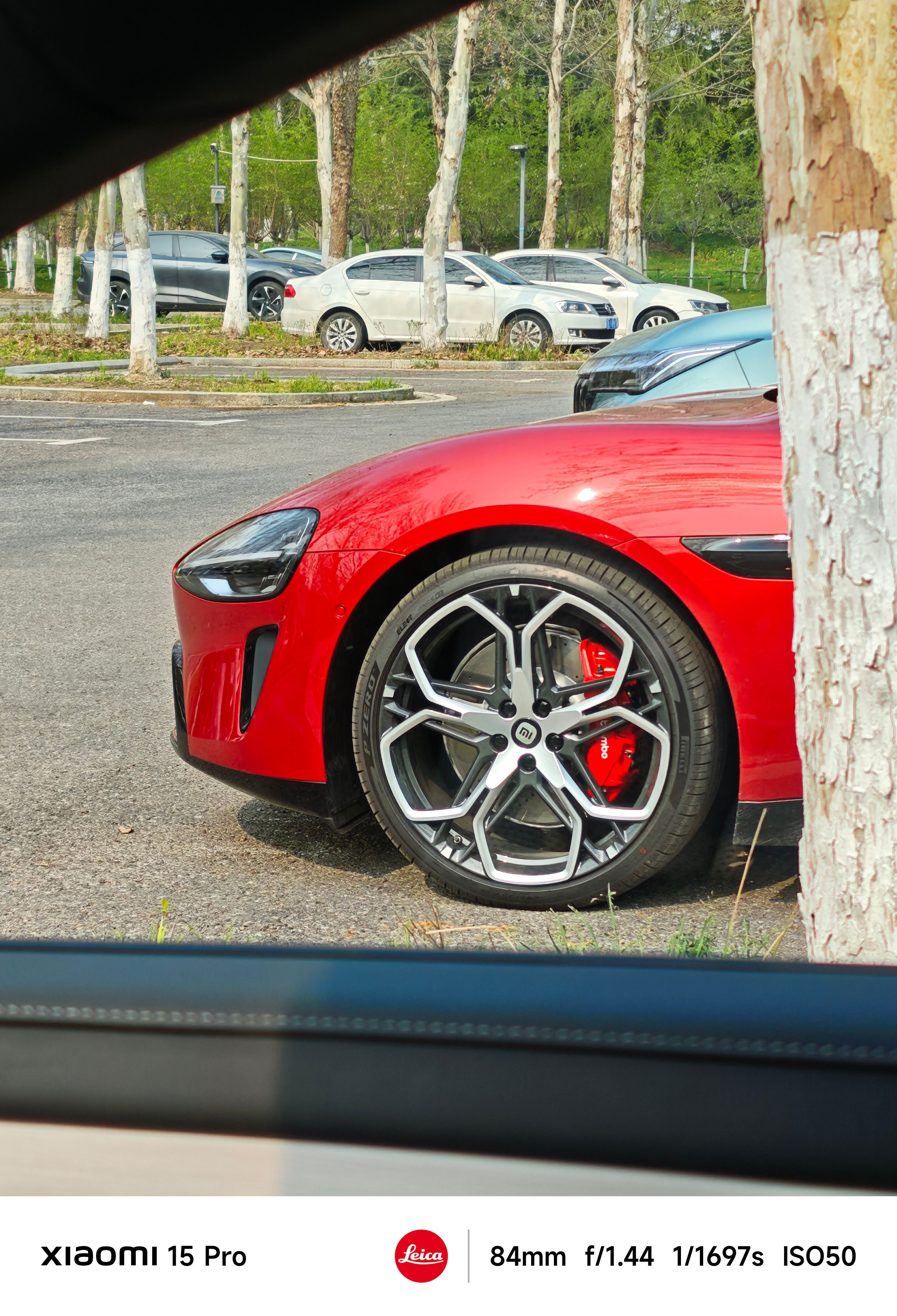 公园停车场遇到一辆新一代小米SU7赤霞红还是双层梅花轮毂对面还有一辆紫色