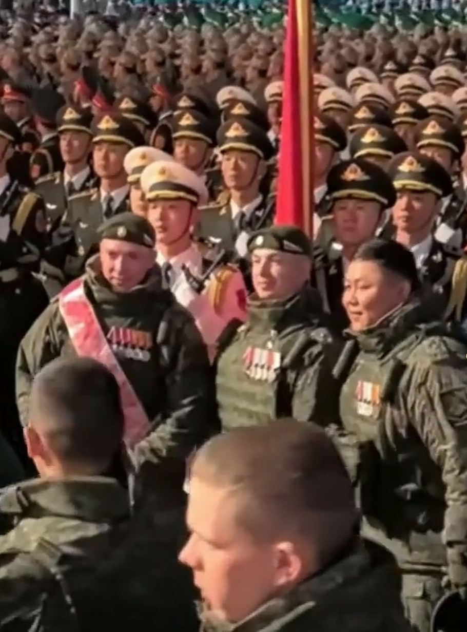 不是因为咱们的仪仗兵高大帅气，那些从尸山血海中闯出来的俄罗斯士兵才愿意和咱们合影。这些历经俄乌战争磨