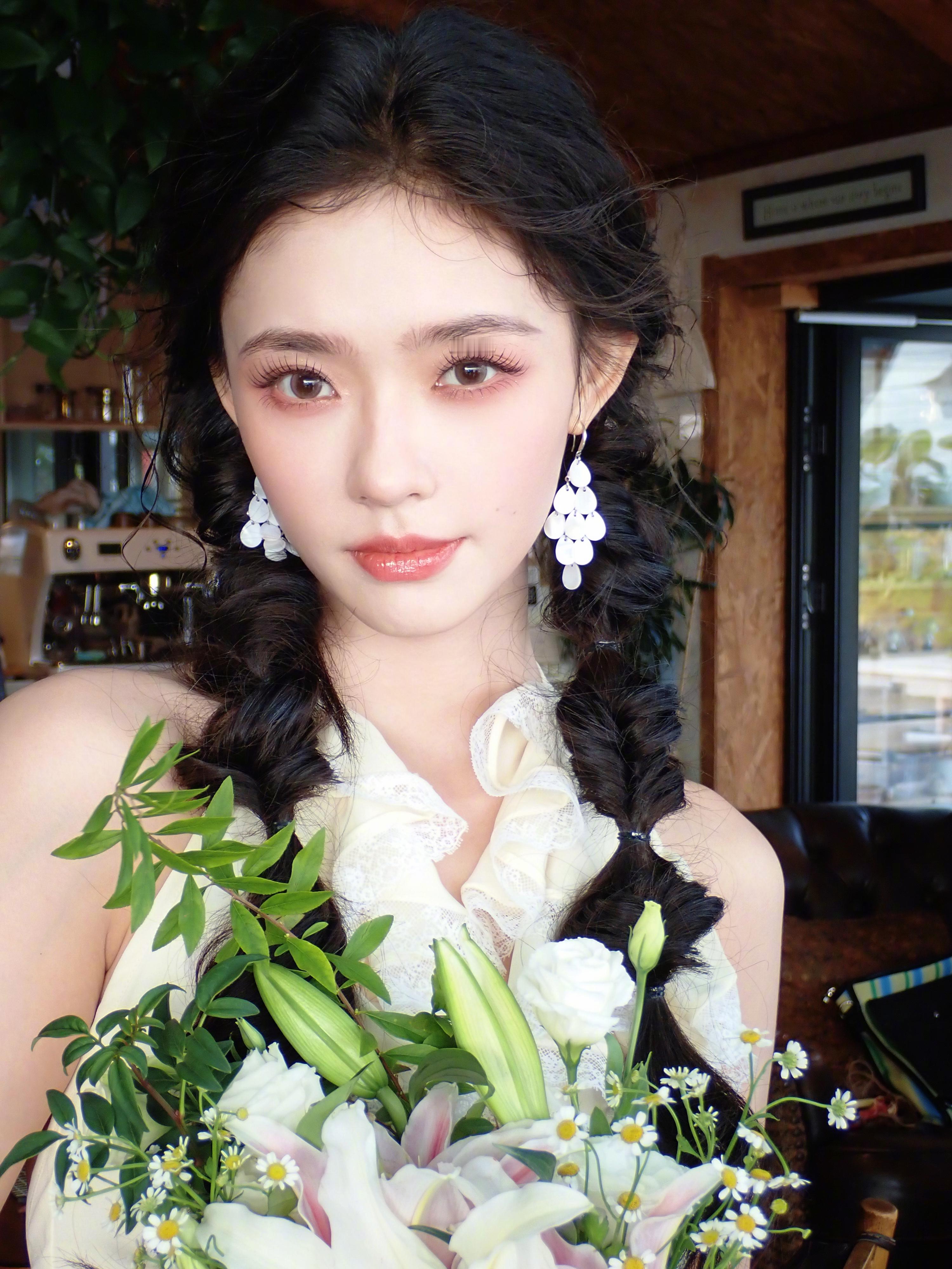 林允海风裹着碎金，裙摆叠着软纱，花束里藏了半程夏。