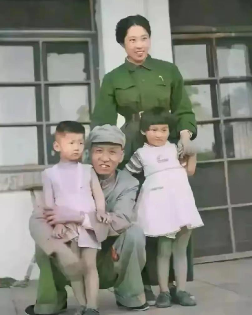 这是一张刘少奇同志和王光美同志的老照片！值得一提的是，那个时候他们刚刚结婚不久